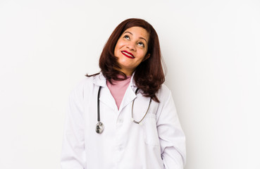Fototapeta premium Middle age latin doctor woman isolated dreaming of achieving goals and purposes