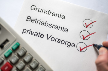 Begriffe Grundrente, Betriebsrente und private Vorsorge in deutscher Sprache als abgehakte Liste