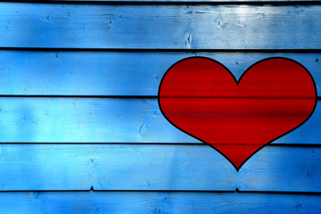 Rotes Herz auf blauer Holzwand - Hintergrund