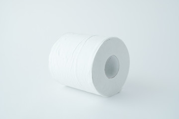 白背景の1個のトイレットペーパー 02