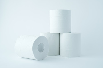 白背景の４個のトイレットペーパー 01