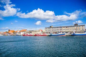 brzeg morza bałtyckiego. Obok stoją statki.  © Tymoteusz