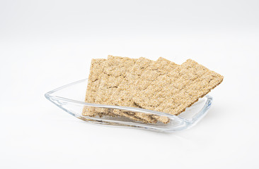 Knäckebrot in einer Glasschale freigestellt vor weißem Hintergrund