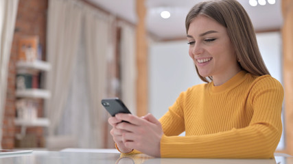 Obraz na płótnie Canvas Happy Young Woman Using Smartphone, Text Messaging