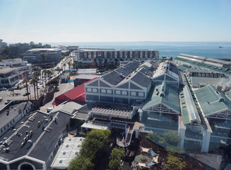 Obraz premium Waterfront in Kapstadt mit Tafelberg und Hafen 