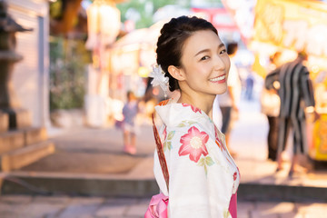 浴衣を着た女性　お祭り