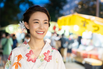 浴衣を着た女性　お祭り