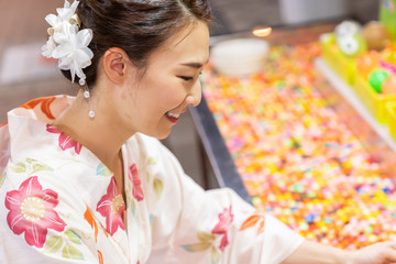 浴衣を着た女性　お祭り　スーパーボールすくい
