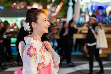 浴衣を着た女性　お祭り