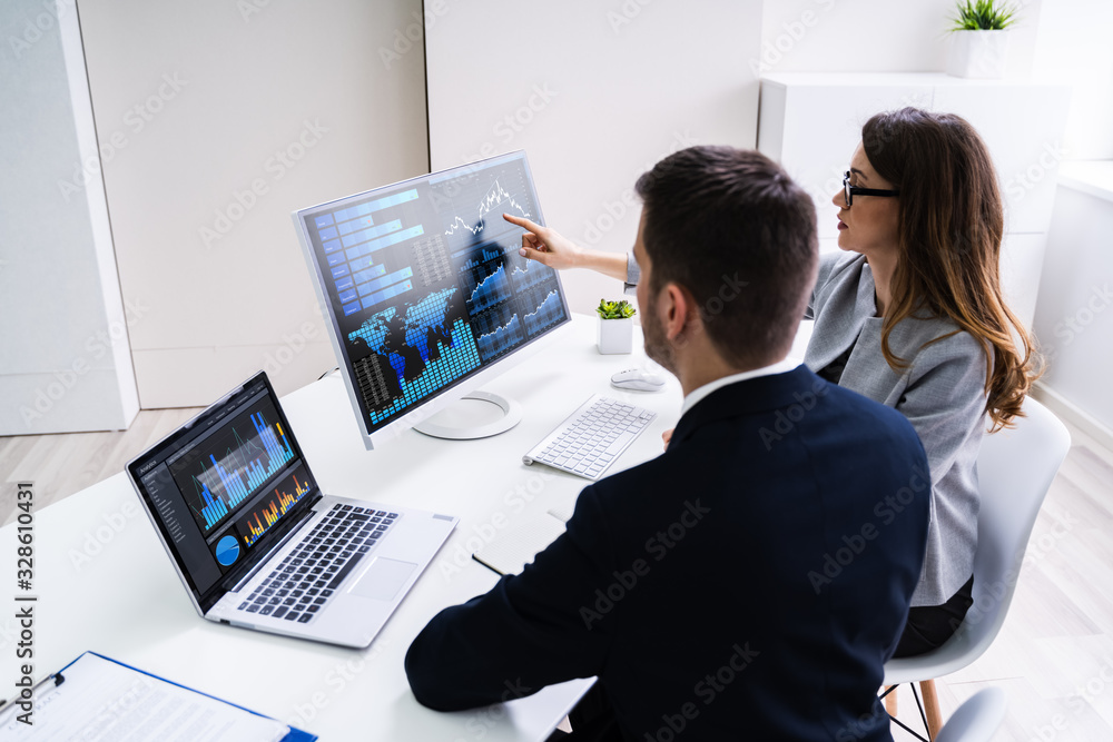 Aufkleber stock market broker analyzing graphs on computer