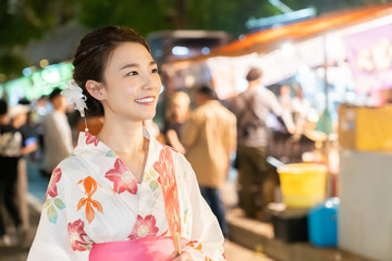 浴衣を着た女性　お祭り