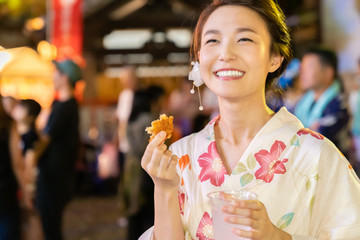 浴衣を着た女性　お祭り　飲み物