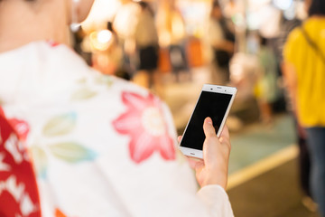 浴衣を着た女性　お祭り　スマホ　ボディパーツ