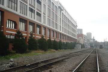 Fototapeta premium train tracks in fog by building