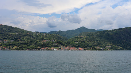 Fototapeta na wymiar Italie - Piémont - Panorama sur Pella au bord du Lac d'Orta