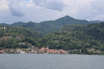 Fototapeta premium Italie - Piémont - Pella au bord du Lac d'Orta