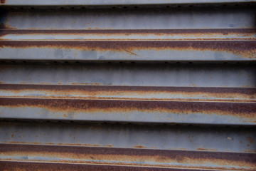 Janela de metal com pintura de lasca e ferrugem.