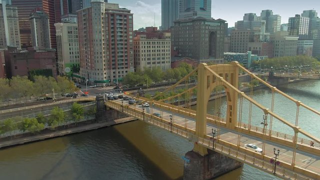 Aerial: Andy Warhol bridge over the Allegheny River & downtown Pittsburgh, Pennsylvania, USA. 16 September 2019