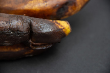 Cacho de bananas mofadas, podres, passadas, pretas