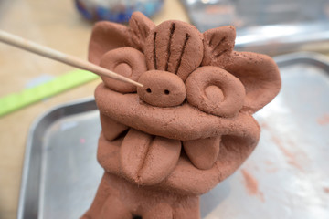 沖縄観光では、シーサー作り体験が人気です。