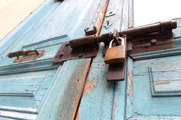 Puerta vieja con candado