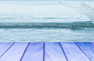 Obraz premium Blue wood top on water with water splash background