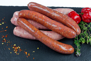 saucisses et merguez sur un fond blanc