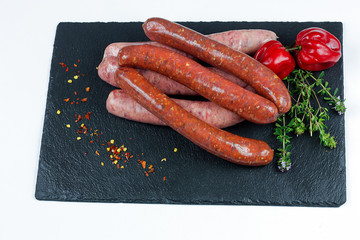 saucisses et merguez sur un fond blanc