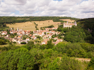vue aérienne du village et du château de La Rochepot