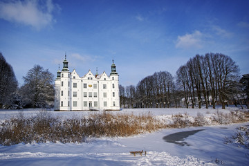 Fototapeta na wymiar Ahresnburger Schloss im Winter mit Schnee