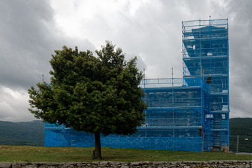 Remontowany kościół owinięty niebieską siatką © Miroslaw