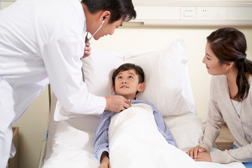 Obraz premium asian pediatrician examining child using stethoscope