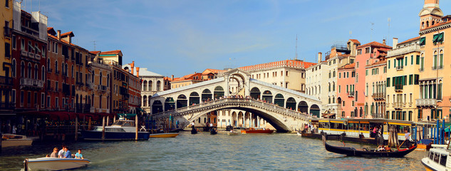 Rialto Bridge in Venice. Italy © alexzosimov