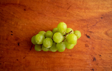 木皿の上の青ブドウ　Green grapes on a wooden plate 6