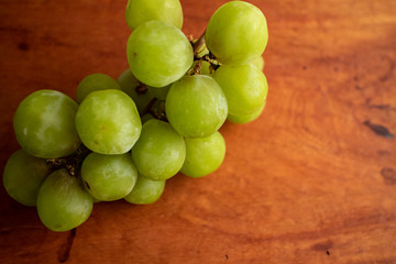 木皿の上の青ブドウ　Green grapes on a wooden plate 4