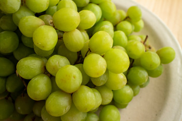 白い陶器皿の青ブドウ　Green grapes on a white ceramic plate 5