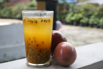 Fresh passion fruit juice and passion fruit juice suitable for drinking during the day
