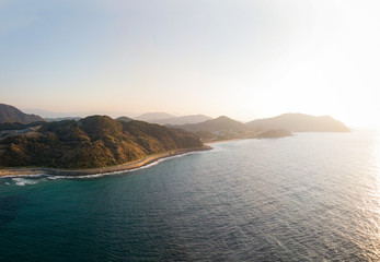 夕陽に輝く海と海岸線の道路 岬のシルエット