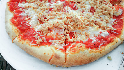 pizza au thon et à la mozzarella