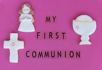 Concept: First communion. Poster announcer in English. Fondant cookies with related drawings.
