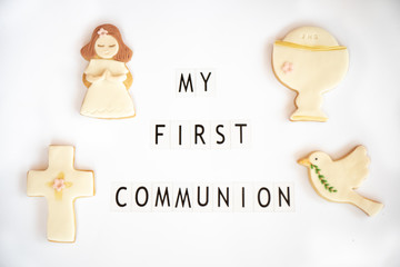 Concept: First communion. Poster announcer in English. Fondant cookies with related drawings.