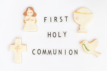 Concept: First communion. Poster announcer in English. Fondant cookies with related drawings.