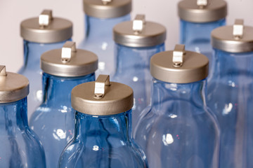 Blaue Glasflaschen mit Deckel