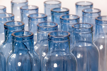 Blaue Glasflaschen