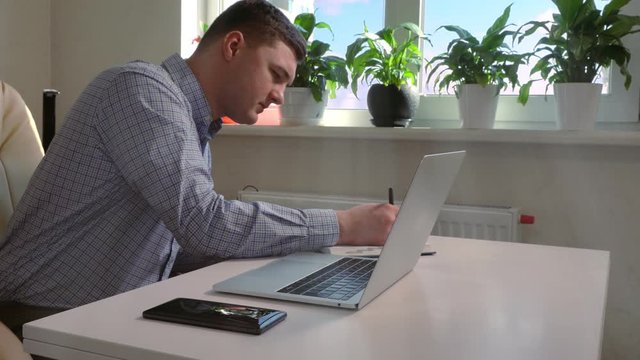 Businessman writing in a jornal taking notes
