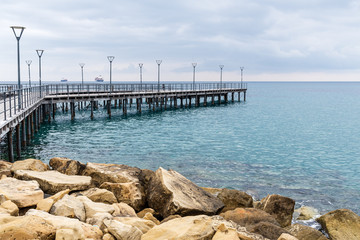 Obraz premium A wooden pier at he waterfront of Limassol