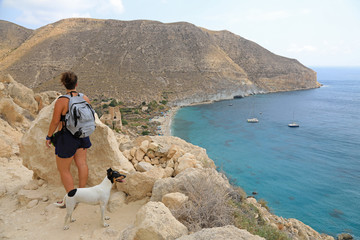 mujer joven senderista perro playa cala san pedro  almería 4M0A7346-as20 - obrazy, fototapety, plakaty