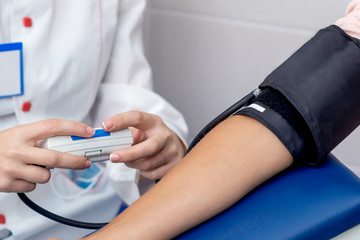 Obraz premium Doctor checks blood pressure.