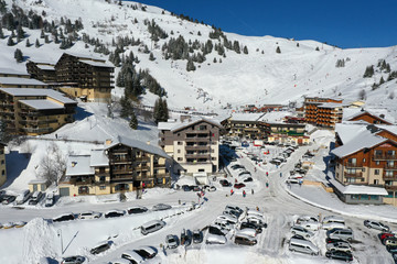 Auris-en-oisans, petite station de ski avec ses logements et ses pistes de ski