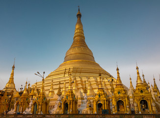 Fototapeta premium Golden stupa of the Shwedagon Pagoda